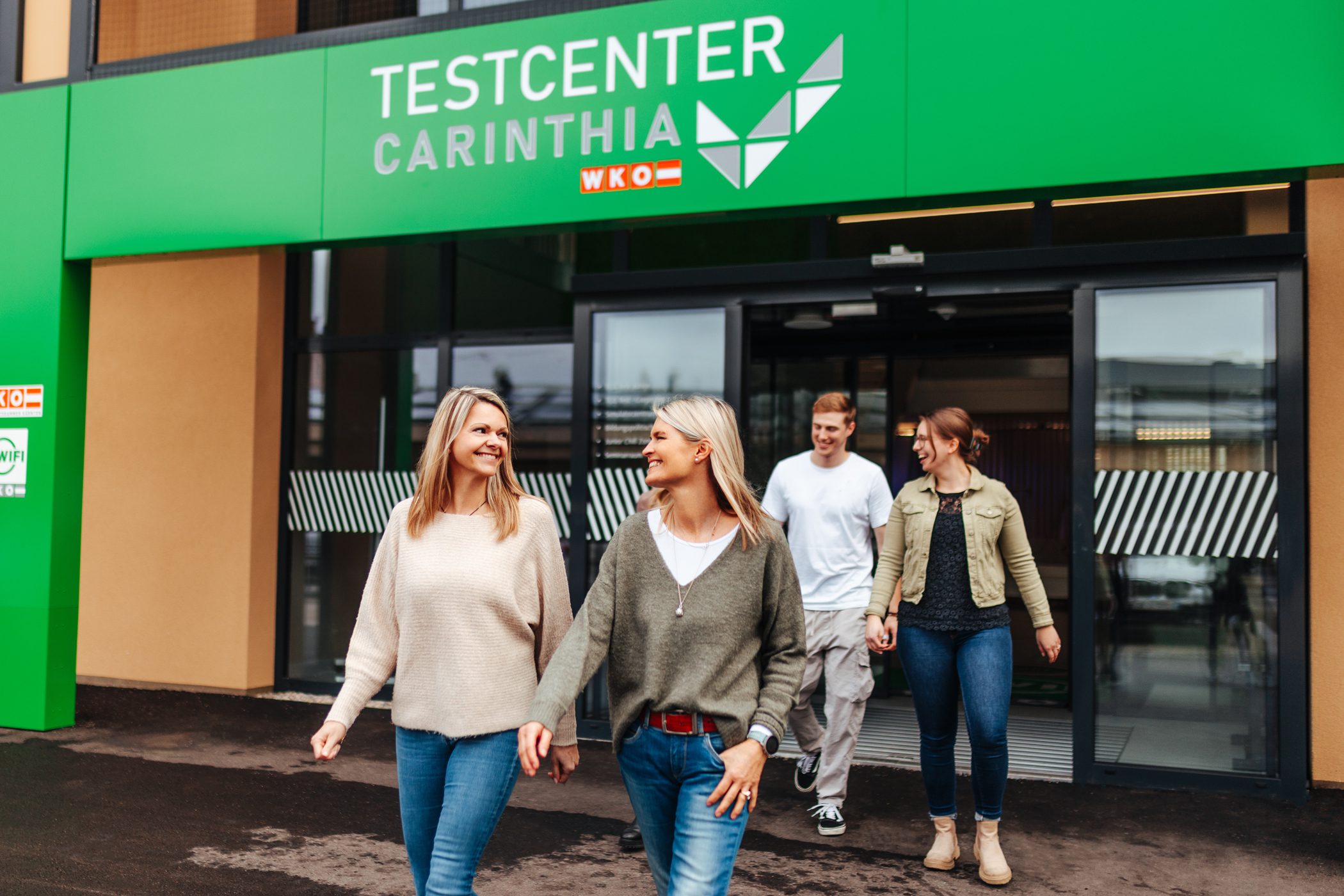 Zufriedene Erwachsene und Jugendliche verlassen das Testcenter Carinthia in Klagenfurt, nachdem sie den TCC-Test und den TCC-Test Junior absolviert haben.